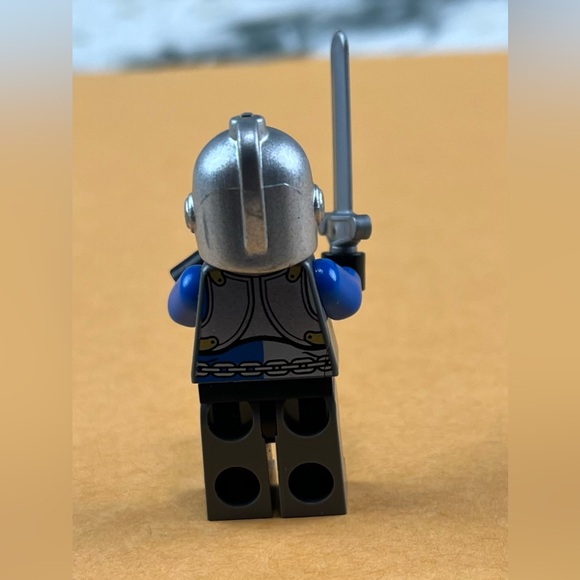 LEGO Castle Crown Kings Lion Knight Minifigure 70402 2” - Picture 2 of 8